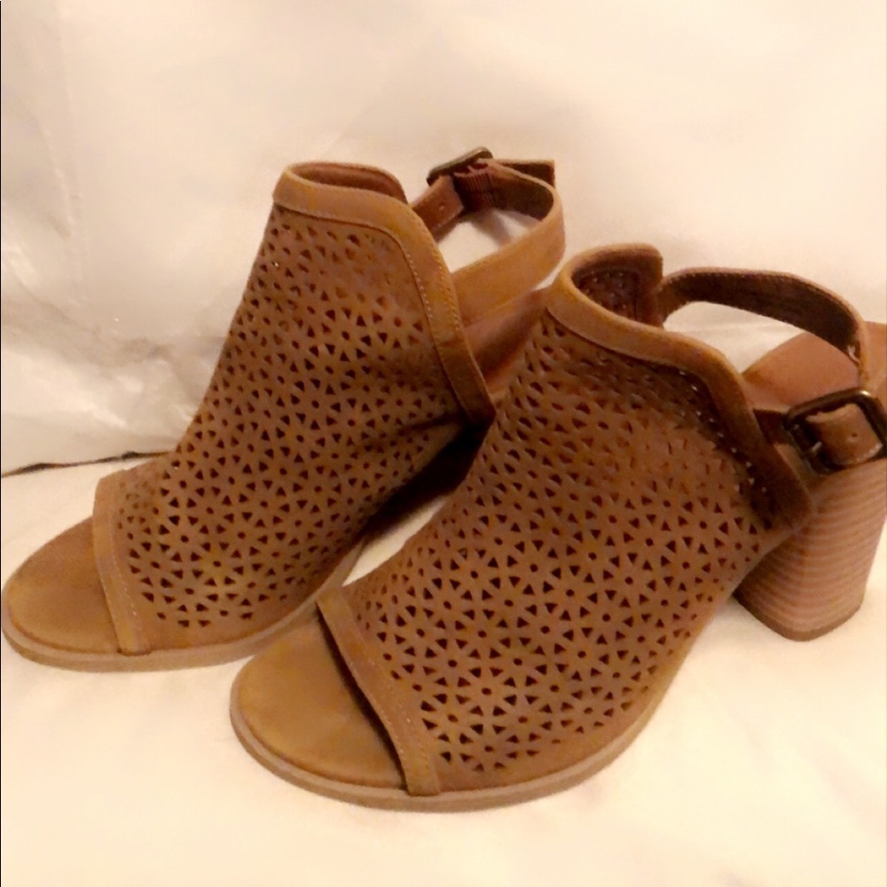 Universal Thread taupe chunky heel 👠